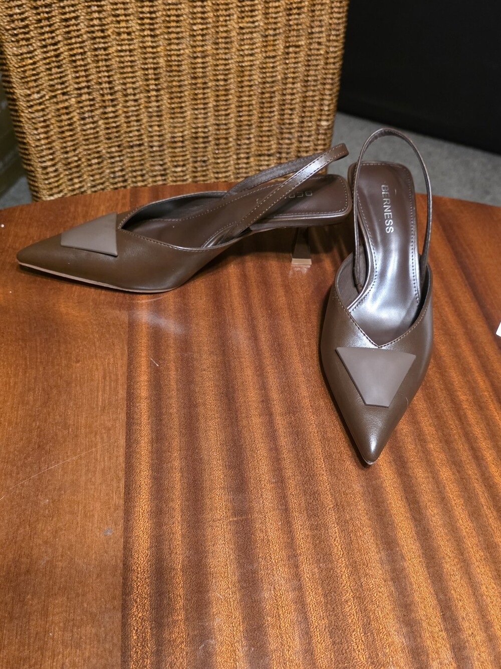 BERNESS Coffee Brown Pointed Toe Slingback Heels Size 7.5 NIB